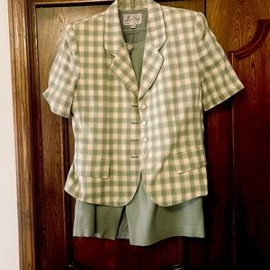 Gently worn women’s 2 piece suit